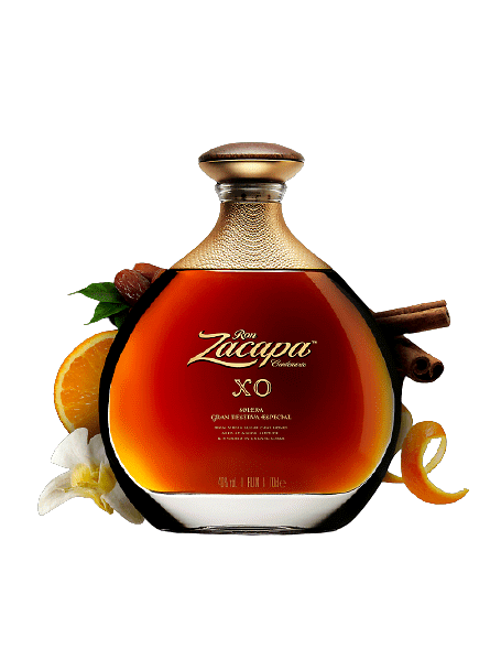ZACAPA XO Una miscela di rum invecchiati 6-25 anni e rifiniti in botti di rovere francese che in precedenza contenevano cognac. Bottiglia da cl 70